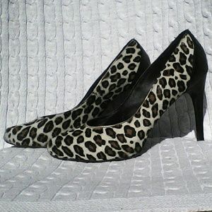 Donald J Pliner leopard print pumps size 10